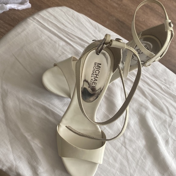 Michael Kors Size 8 patent leather Heels with straps and clear bottom - Picture 6 of 9